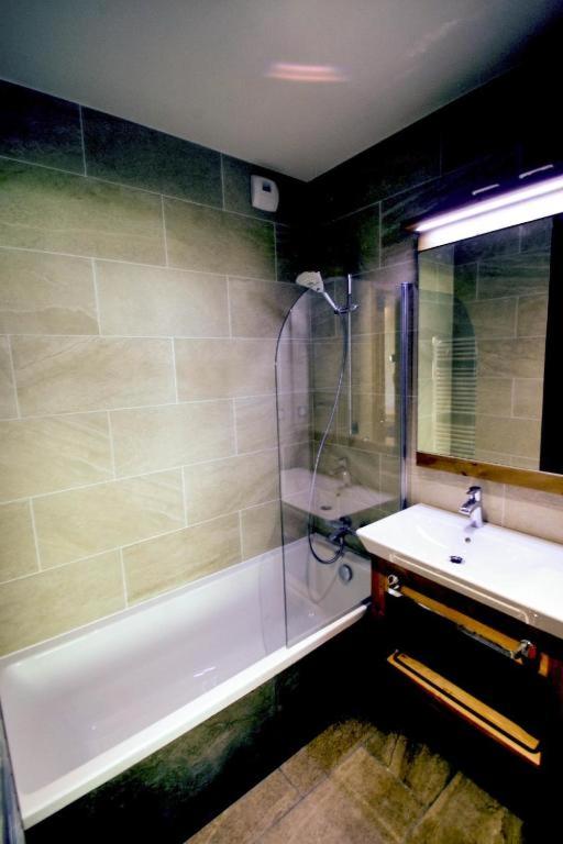 Salle de bains dans l'établissement Hôtel Saint Charles Val Cenis