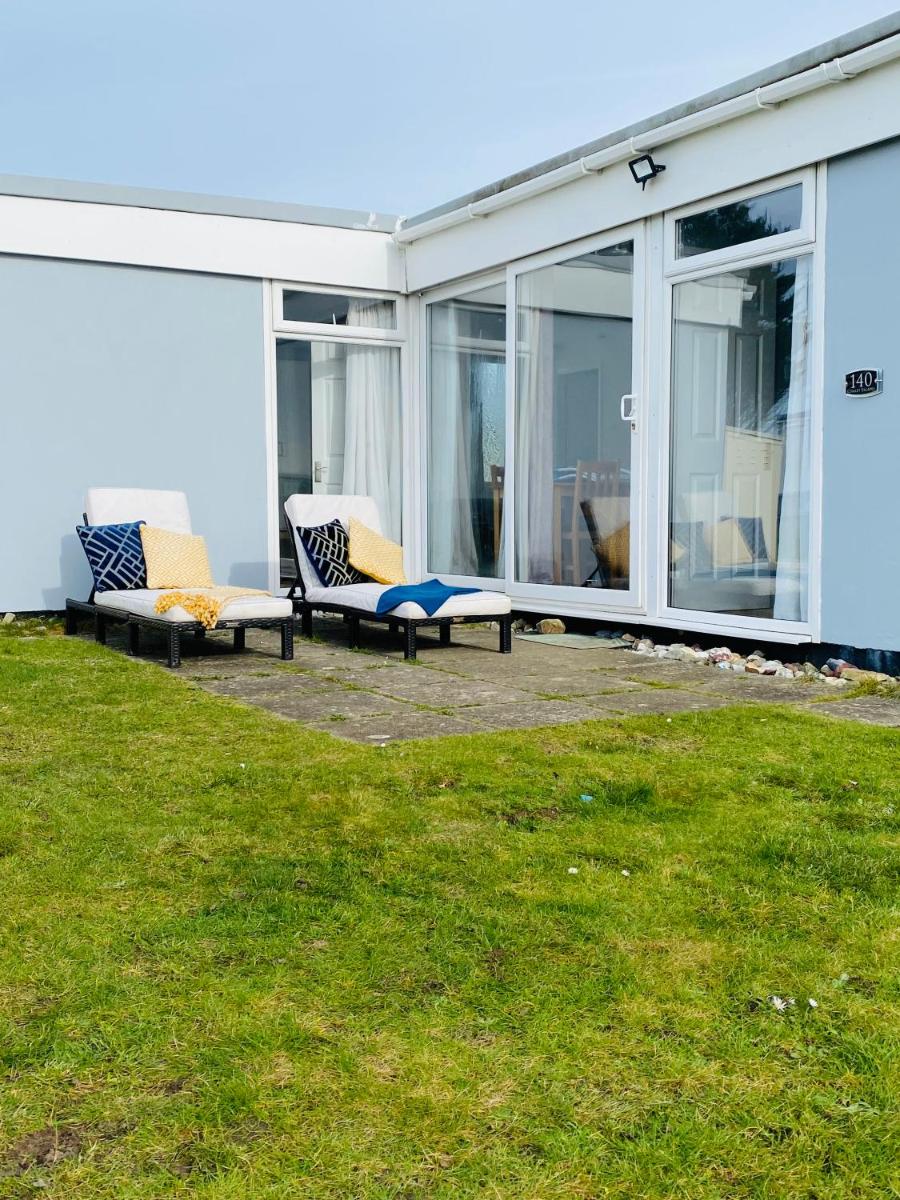 Delightful chalet, overlooking estuary! - Housity