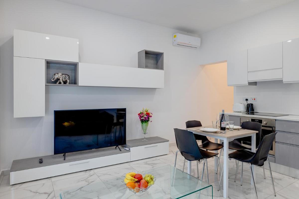 Modern 1BR Apartment, Central Location - Housity