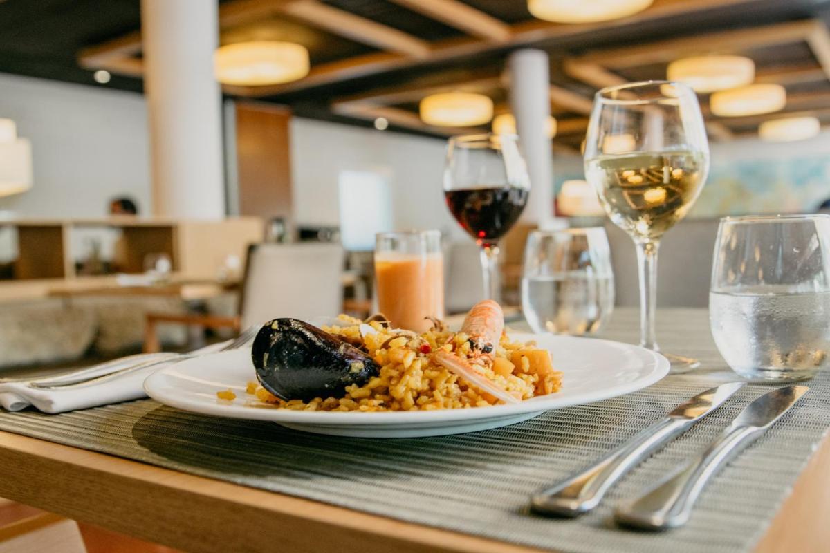 Comida en o cerca de este hotel