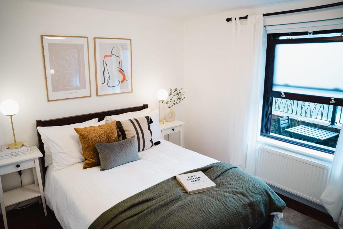 Stunning Riverside Oxford Apartment with Parking - Housity