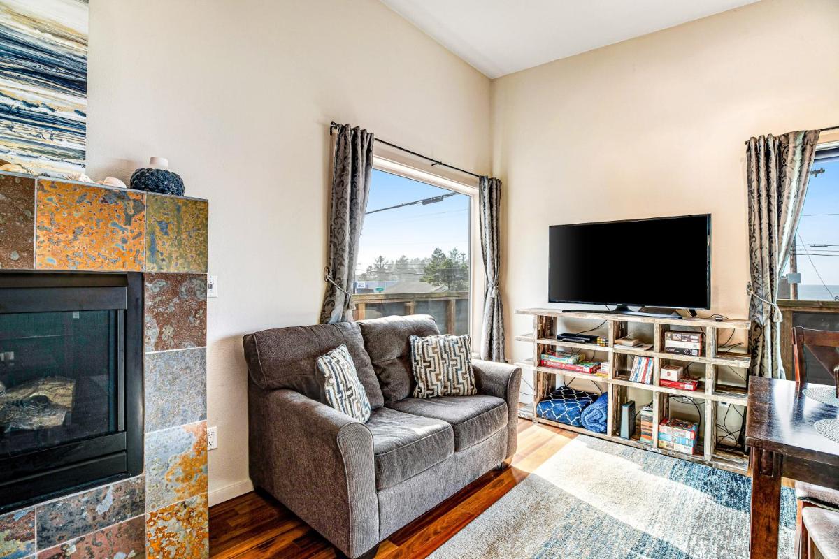 Sunset at the Beach - 2 Bed 2 Bath Apartment in Depoe Bay - Housity