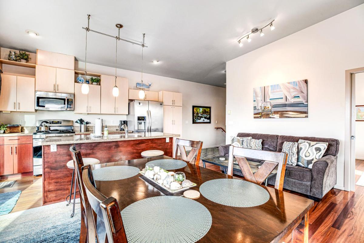 Sunset at the Beach - 2 Bed 2 Bath Apartment in Depoe Bay - Housity