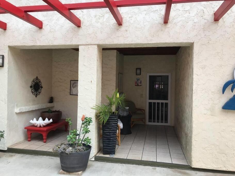 Makaha Beach Ocean Front One Bedroom Suite - Housity