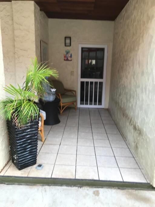 Makaha Beach Ocean Front One Bedroom Suite - Housity