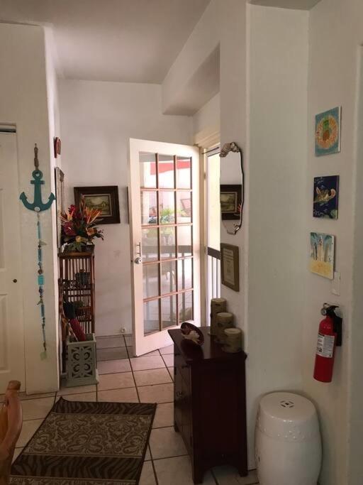 Makaha Beach Ocean Front One Bedroom Suite - Housity