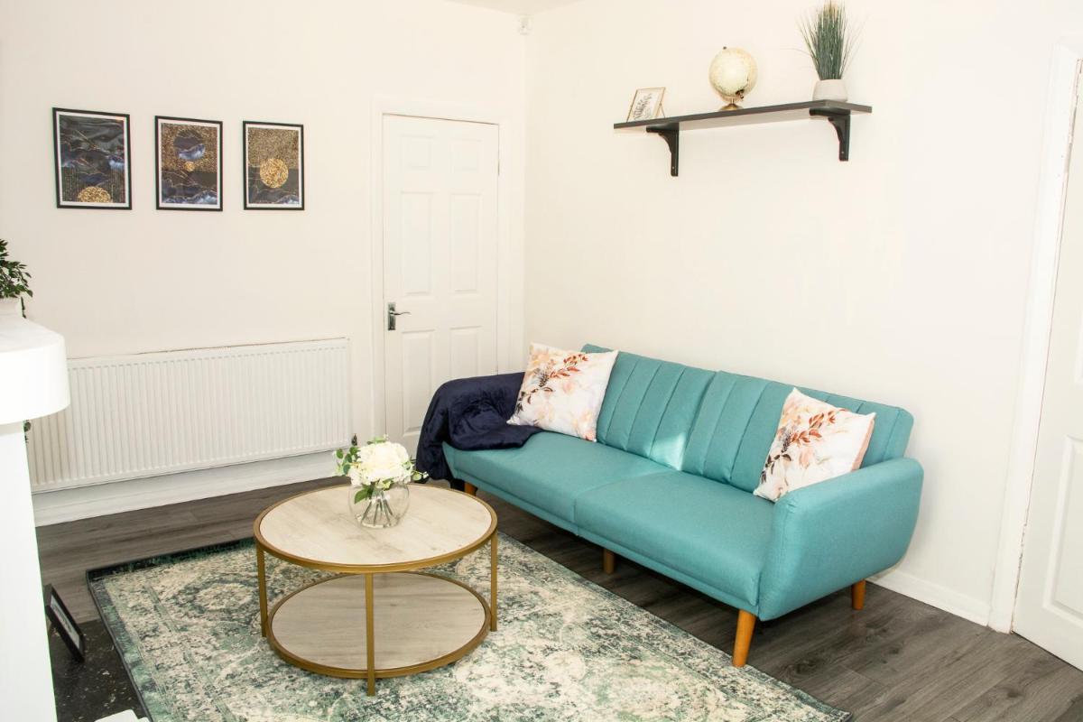Trafford House - Stylish 3-bed home with private parking - Housity