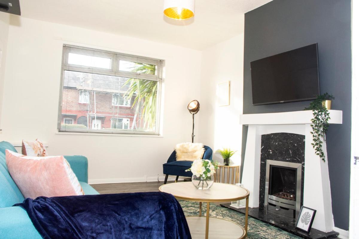 Trafford House - Stylish 3-bed home with private parking - Housity