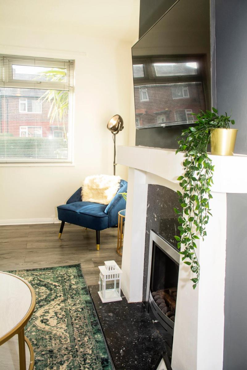 Trafford House - Stylish 3-bed home with private parking - Housity