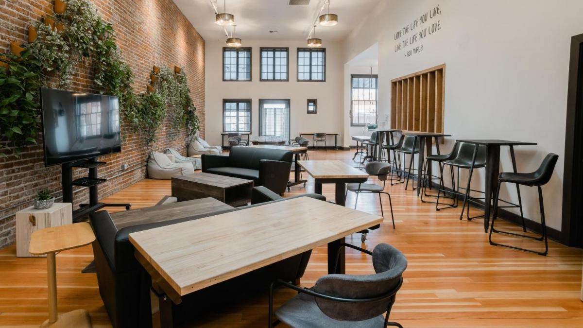 SCP Redmond Hotel - Housity