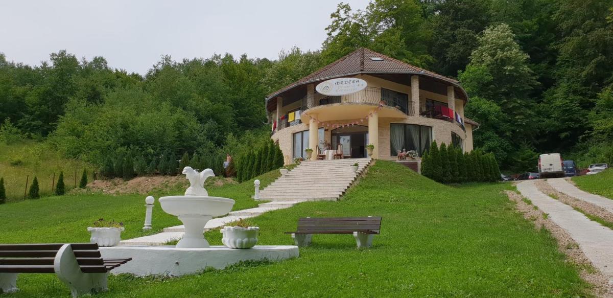 Pensiunea Medeea - Housity