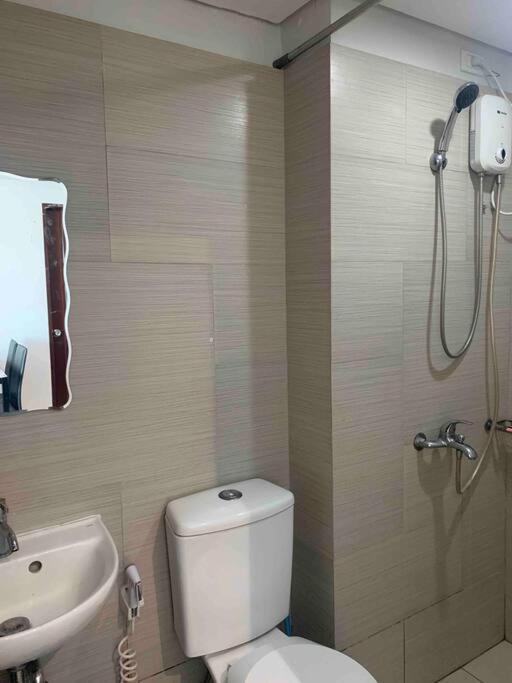 Lovely Spacious Condo With Balcony - Housity