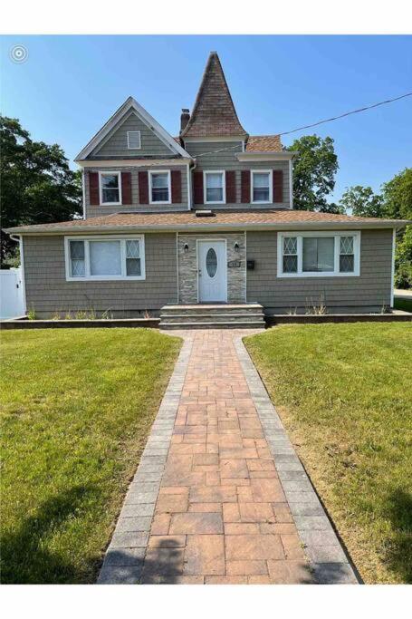 Gorgeous 6 bedroom 3 bath home in Freeport - Housity
