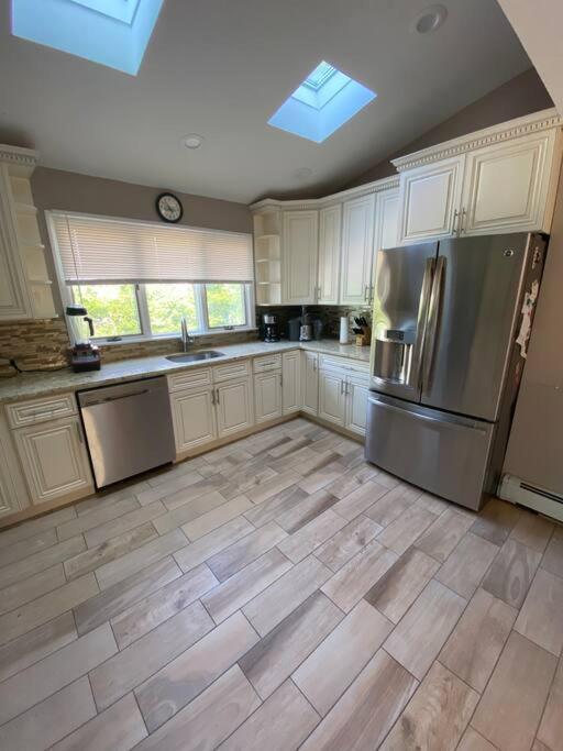 Gorgeous 6 bedroom 3 bath home in Freeport - Housity