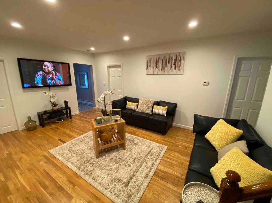 Gorgeous 6 bedroom 3 bath home in Freeport - Housity