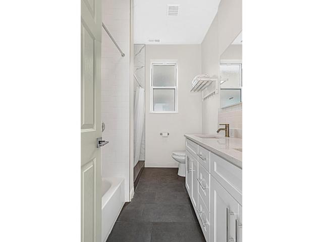 Spacious 5-BR Apt next to transit Free Parking - Housity