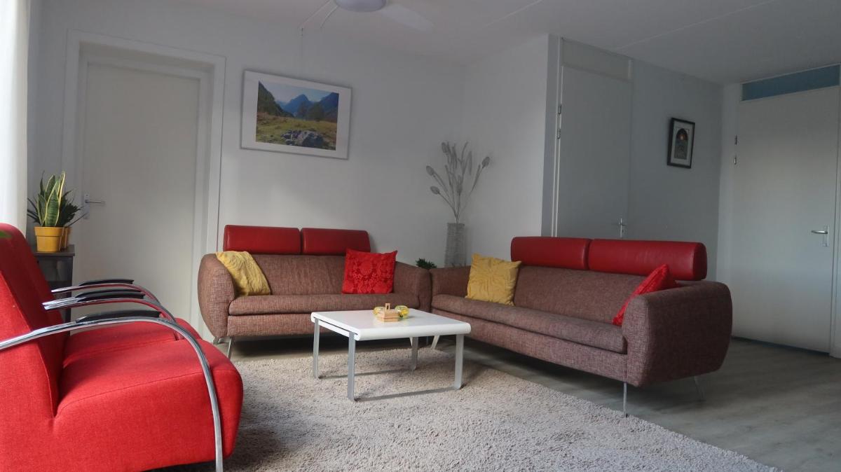 Heerenveen zonnige hoekwoning met tuinkamer en eigen parkeerplaats - Housity