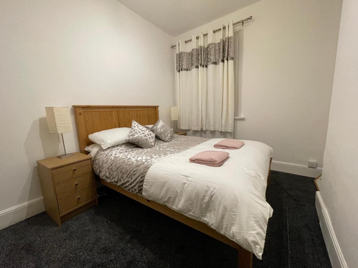 Tor House with patio, free parking 6pm to 8am only - Housity