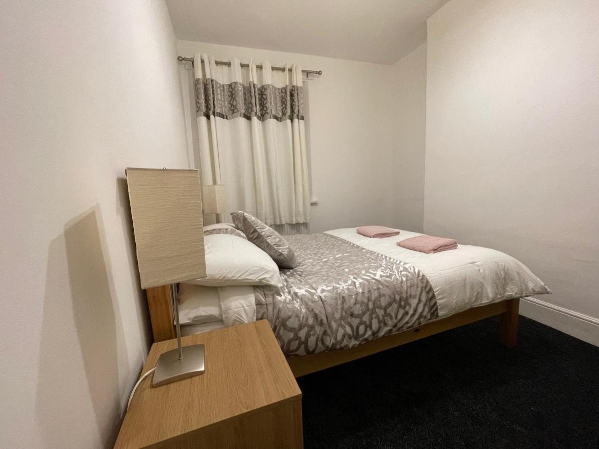 Tor House with patio, free parking 6pm to 8am only - Housity