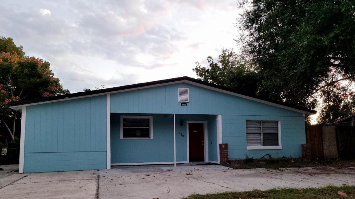 Comfortable, Affordable Oasis in Altamonte Springs for a Couple or Family - Housity