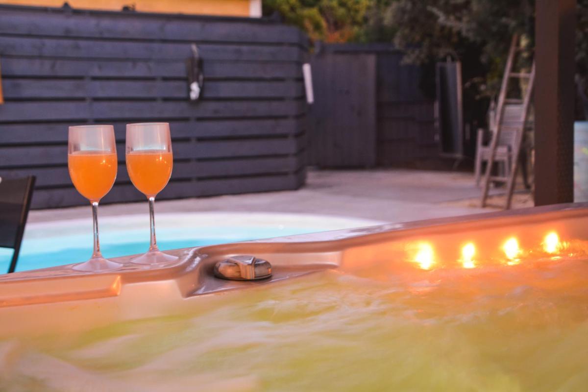 La yourte de Nîmes, spa , jacuzzi chalet logement insolite - Housity