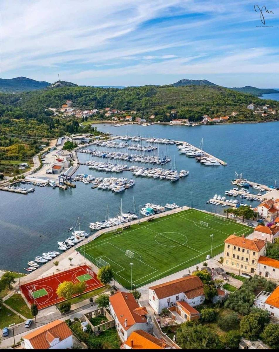 jm-Sutomišćica-holiday house on the beach - Housity