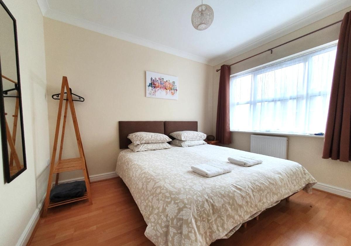 Friars Walk 2 with 2 bedrooms, 2 bathrooms, fast Wi-Fi and private parking - Housity