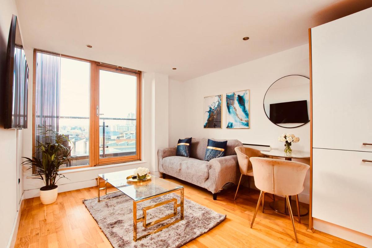 PRIMEDOORSTEP King Deluxe City Centre Apt Balcony View& Free Parking! - Housity