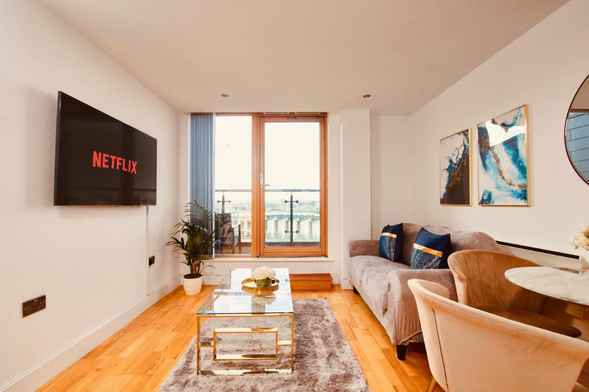 PRIMEDOORSTEP King Deluxe City Centre Apt Balcony View& Free Parking! - Housity