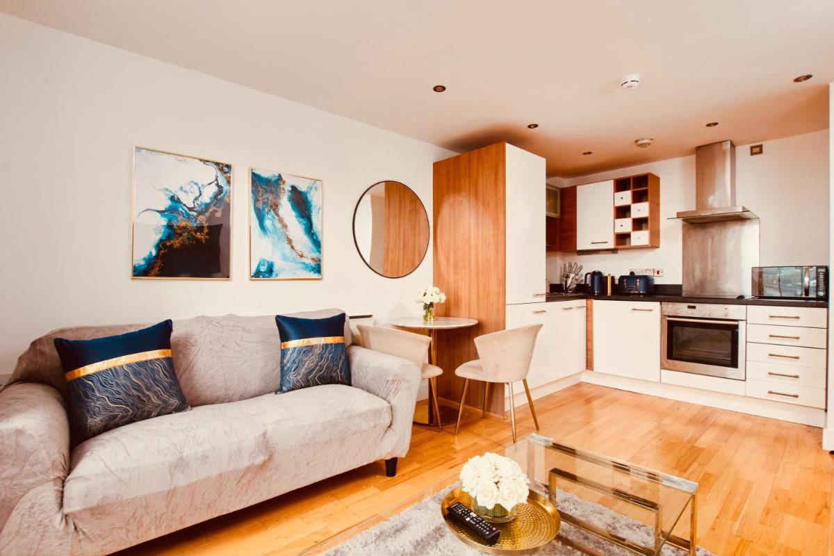 PRIMEDOORSTEP King Deluxe City Centre Apt Balcony View& Free Parking! - Housity