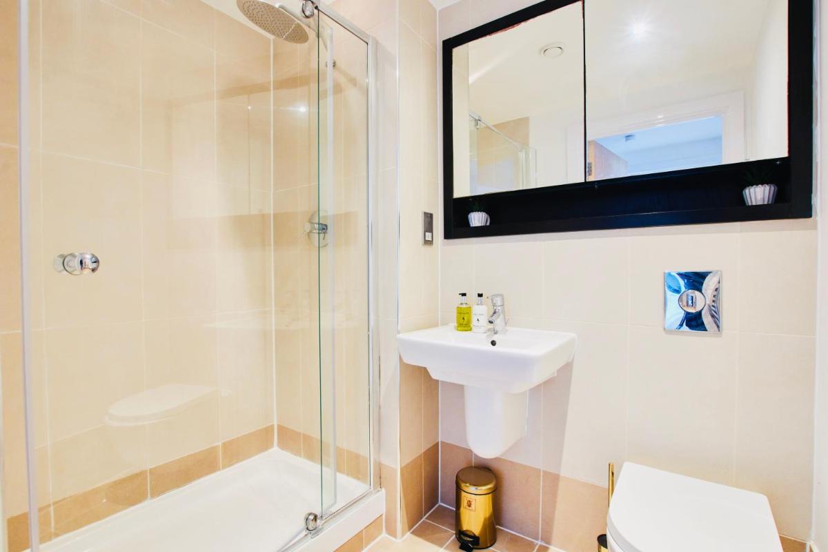 PRIMEDOORSTEP King Deluxe City Centre Apt Balcony View& Free Parking! - Housity