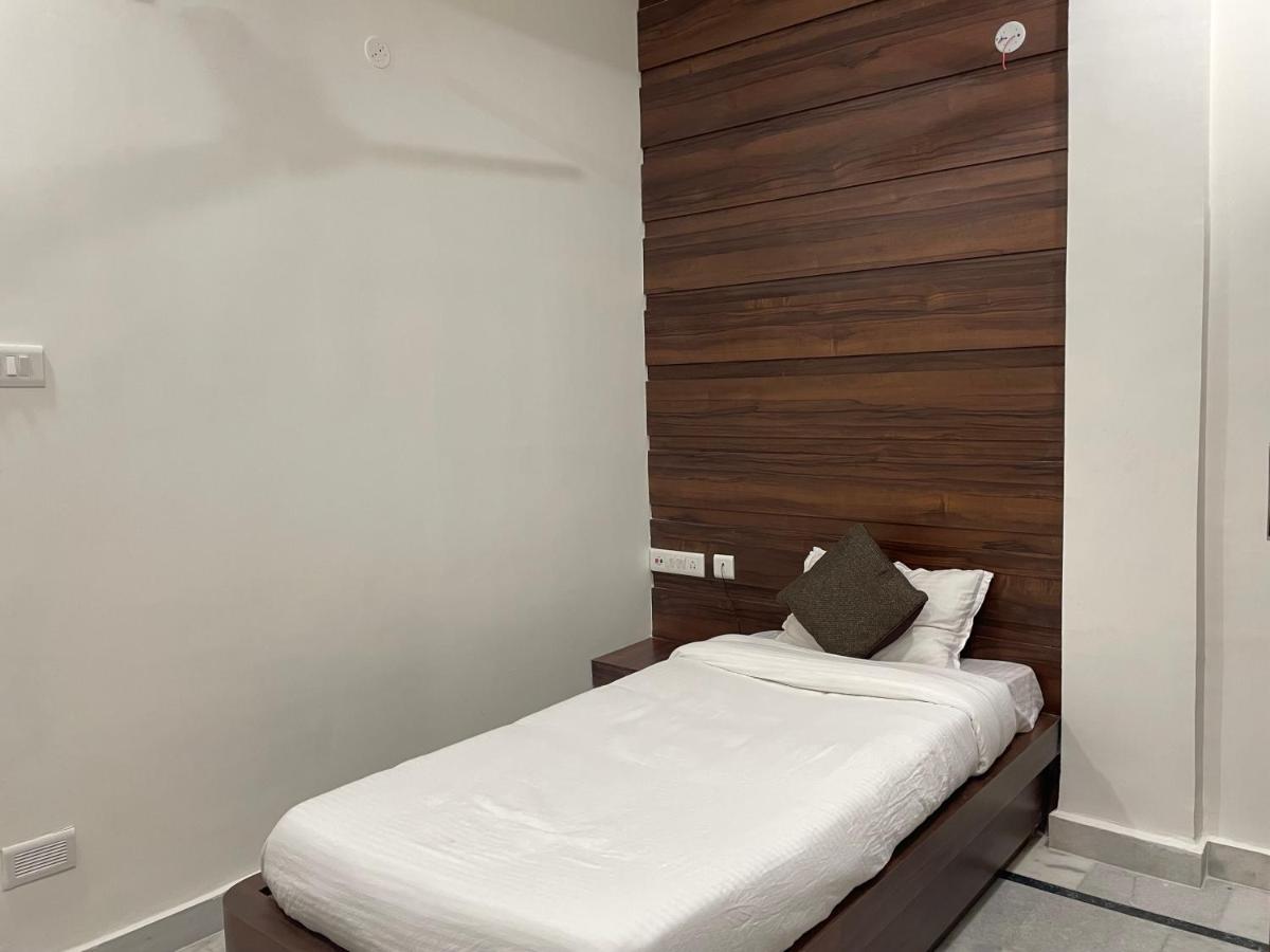 Hotel Royal Embassy - Housity