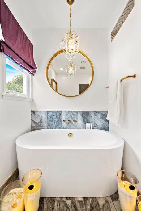 Luxury Canyon Villa With Heated Jacuzzi - Housity
