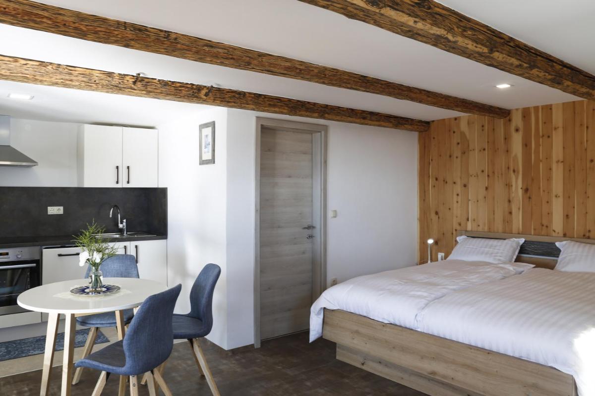 Studio 1111 with Sauna & Hot Tub - Housity