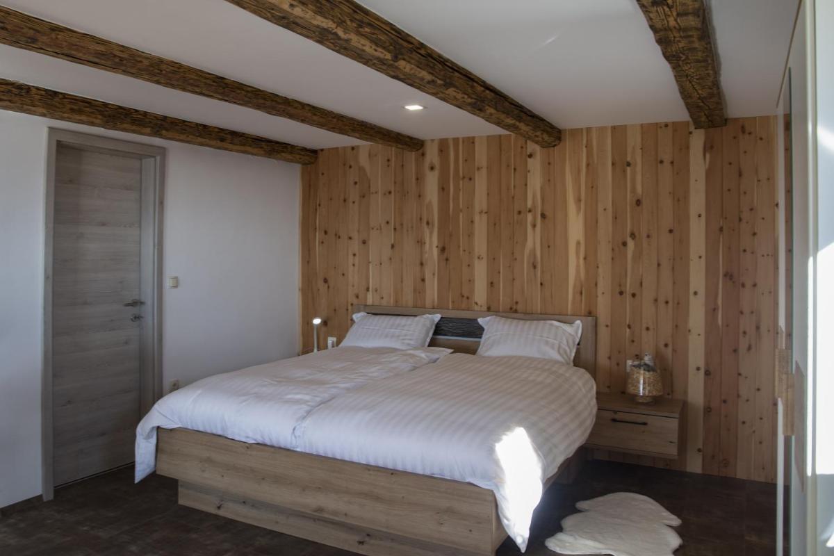 Studio 1111 with Sauna & Hot Tub - Housity