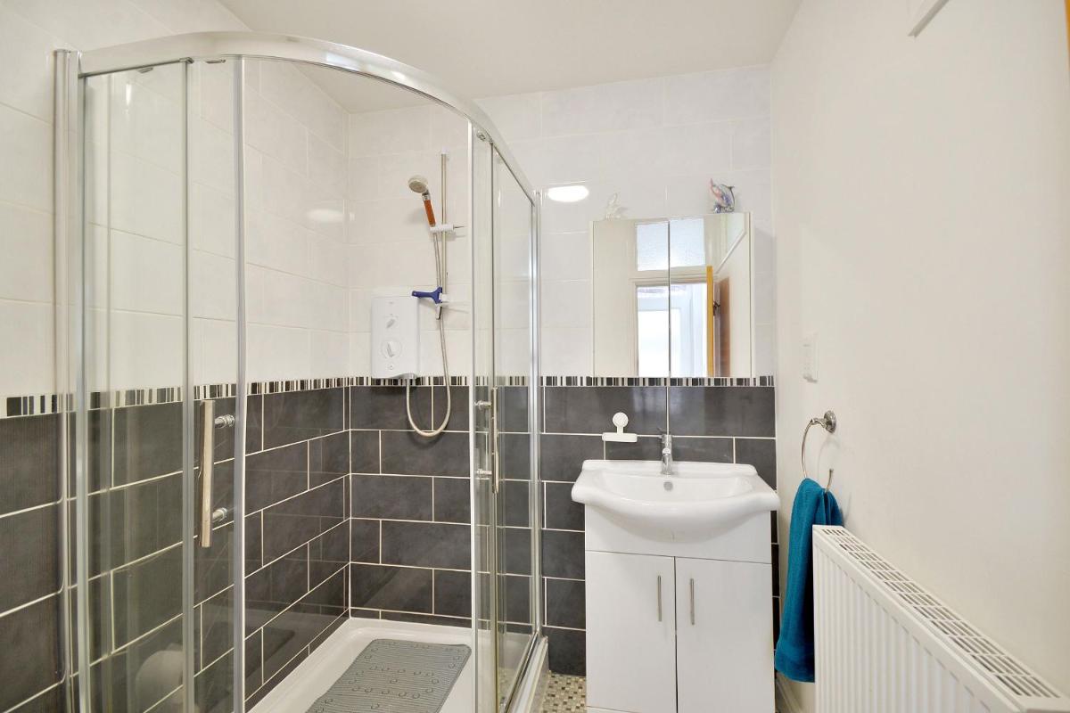 Suitetrails - Brightwater, Spacious Modern Ground Floor Apartment, for up to 6 guests