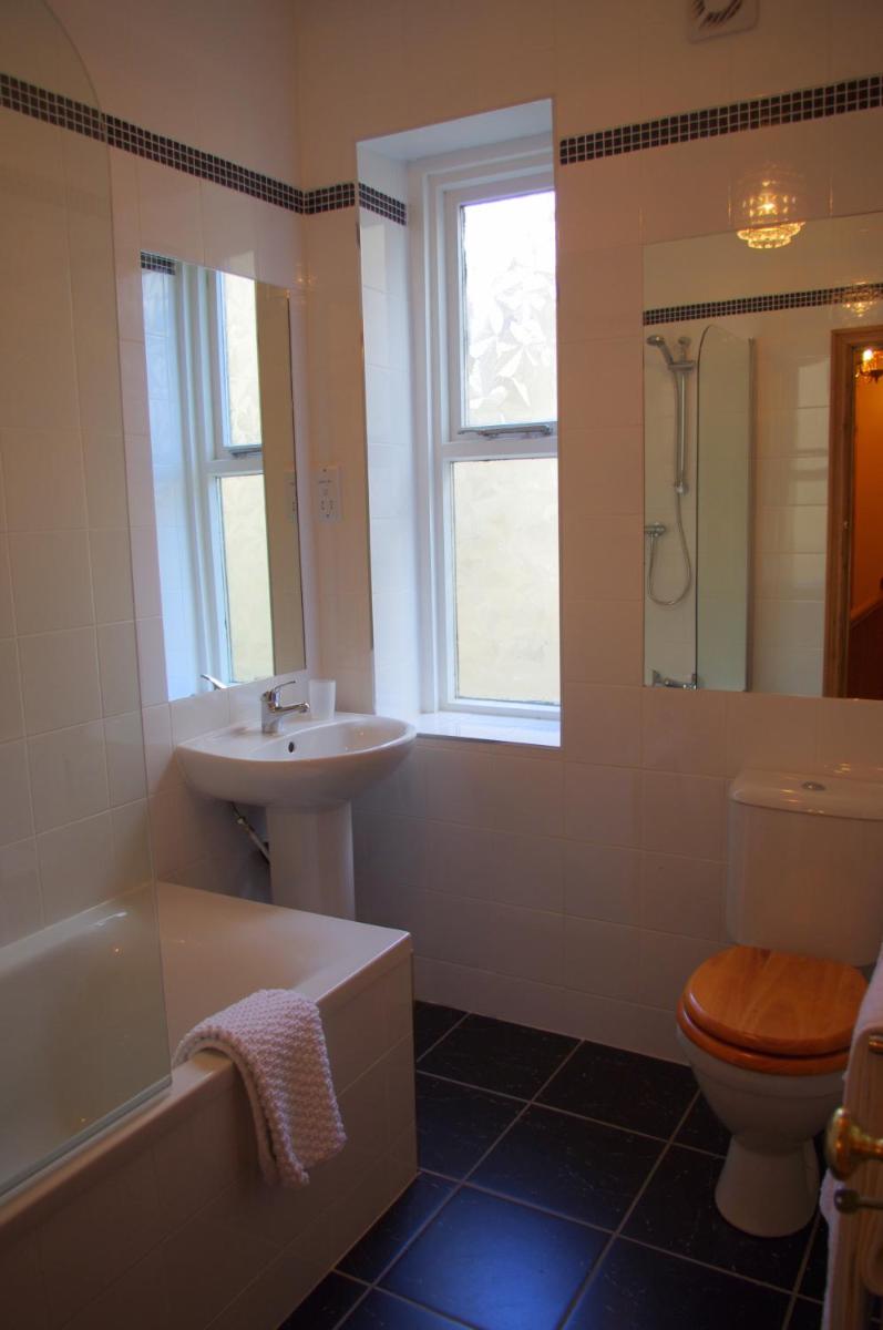 Crown House Suites - Housity