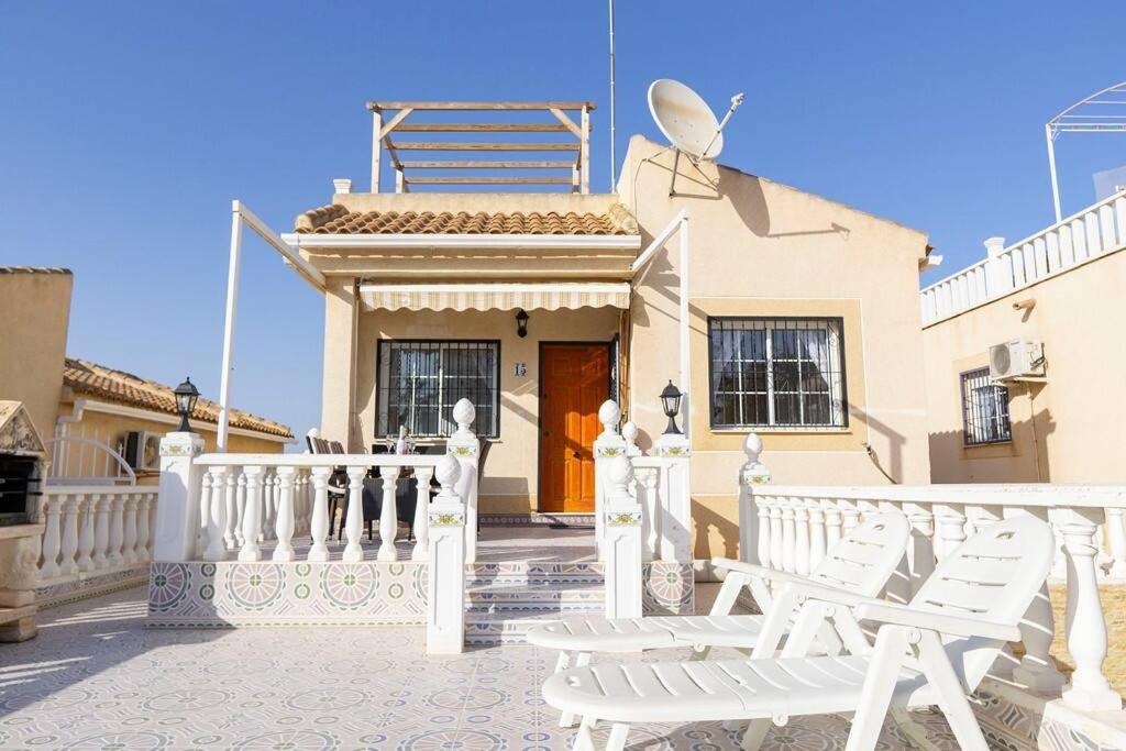 Spacious 2 Bed Detached Villa with communal pool - Housity