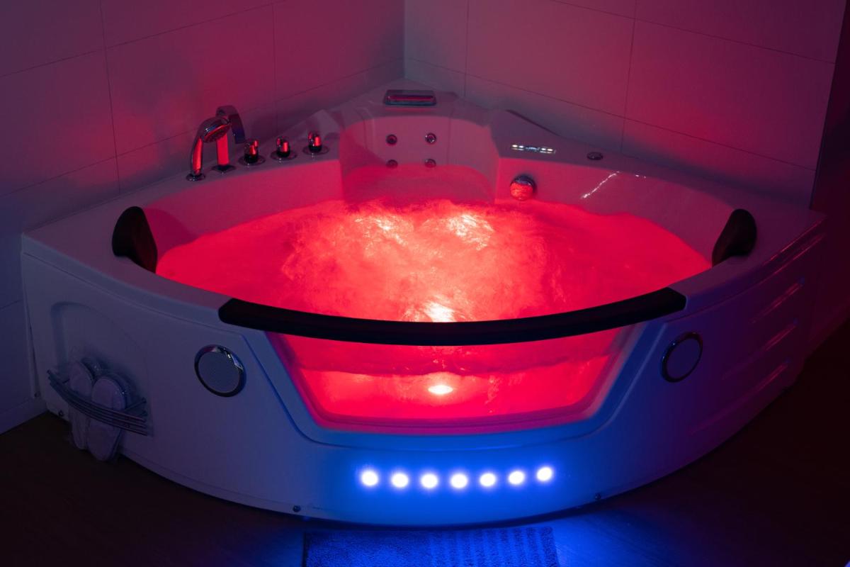 Capsule Nature & Photos - Jacuzzi - Netflix & Home cinéma - PS5 & jeu - Housity
