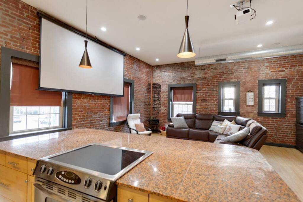 Rooftop Views in the Heart of Downtown! - Housity