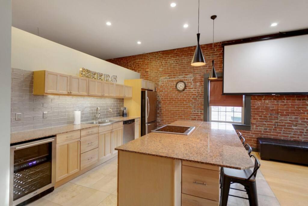 Rooftop Views in the Heart of Downtown! - Housity