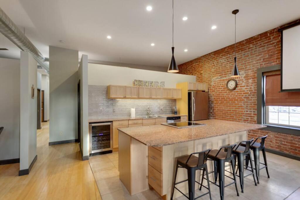 Rooftop Views in the Heart of Downtown! - Housity