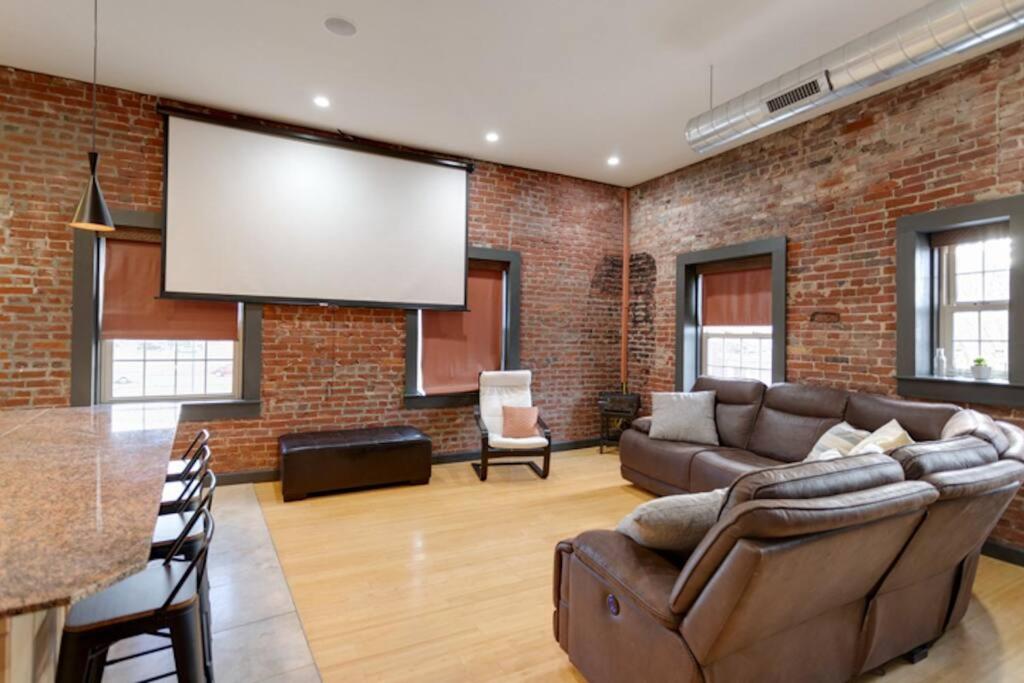 Rooftop Views in the Heart of Downtown! - Housity