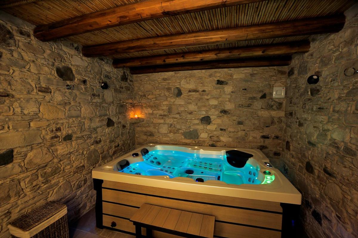 Pentasino Traditional House - Housity