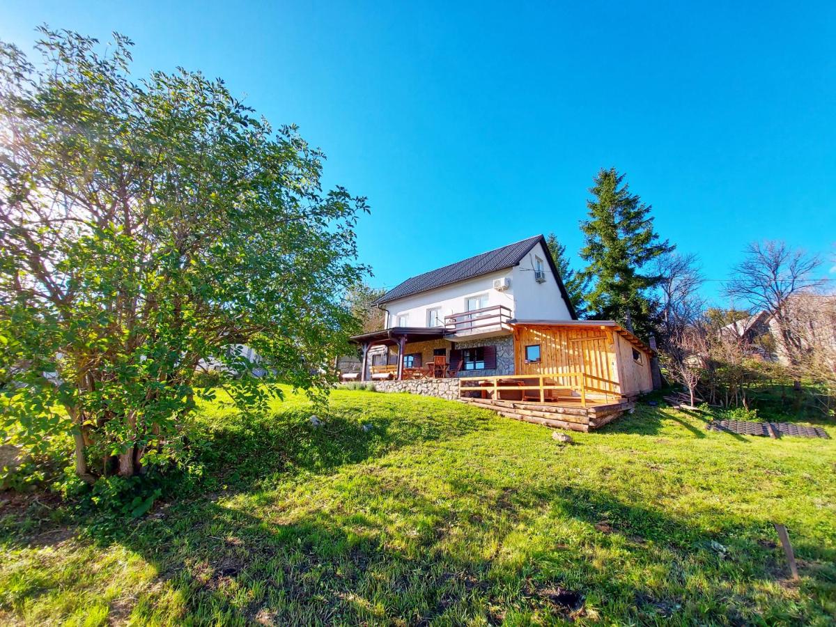 Peter's Pine Cottage - Housity