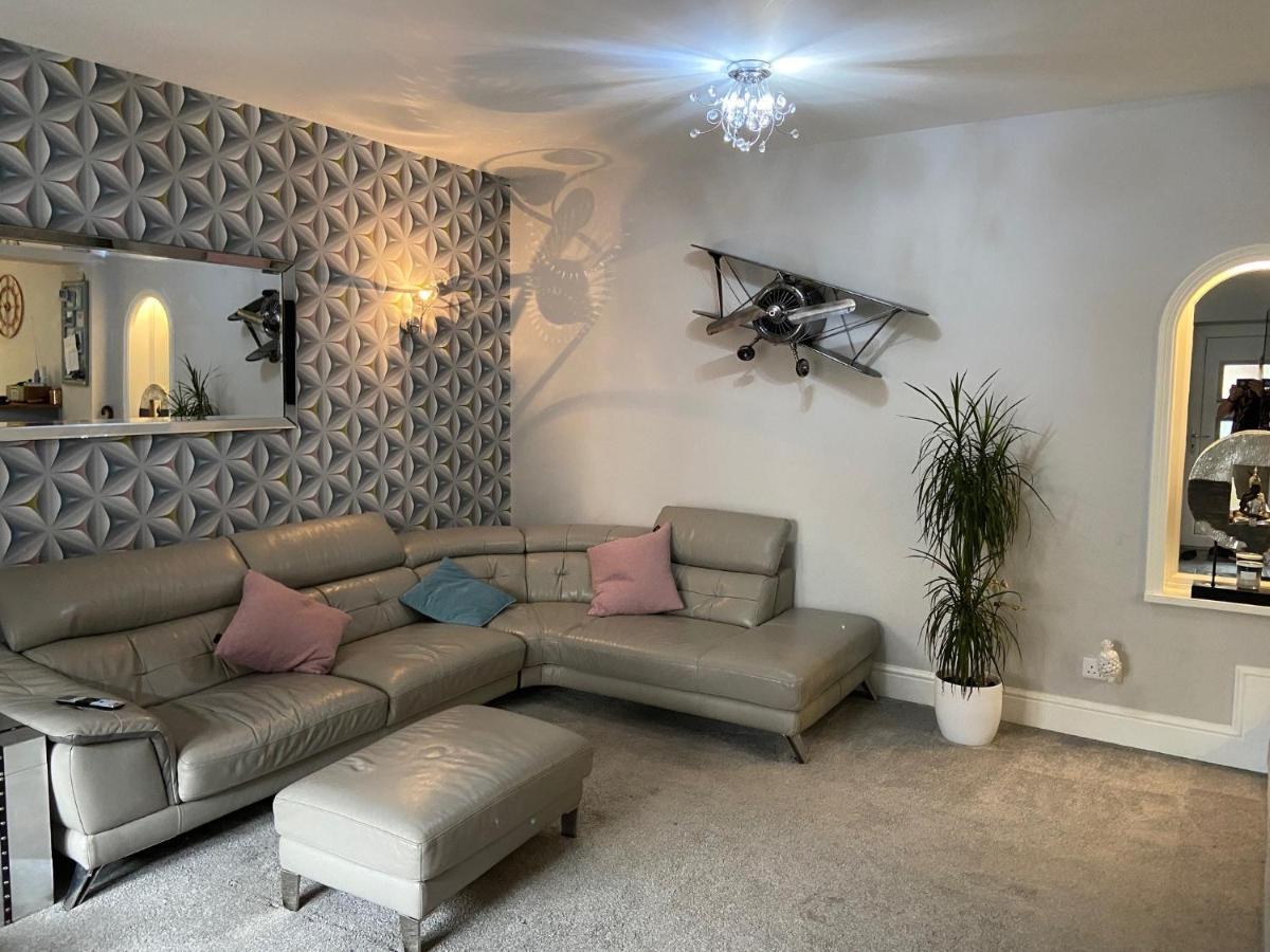 Loveliest Homes Paignton - Casa Marina - 3 bed, 2 bathroom house, balcony, parking - Housity