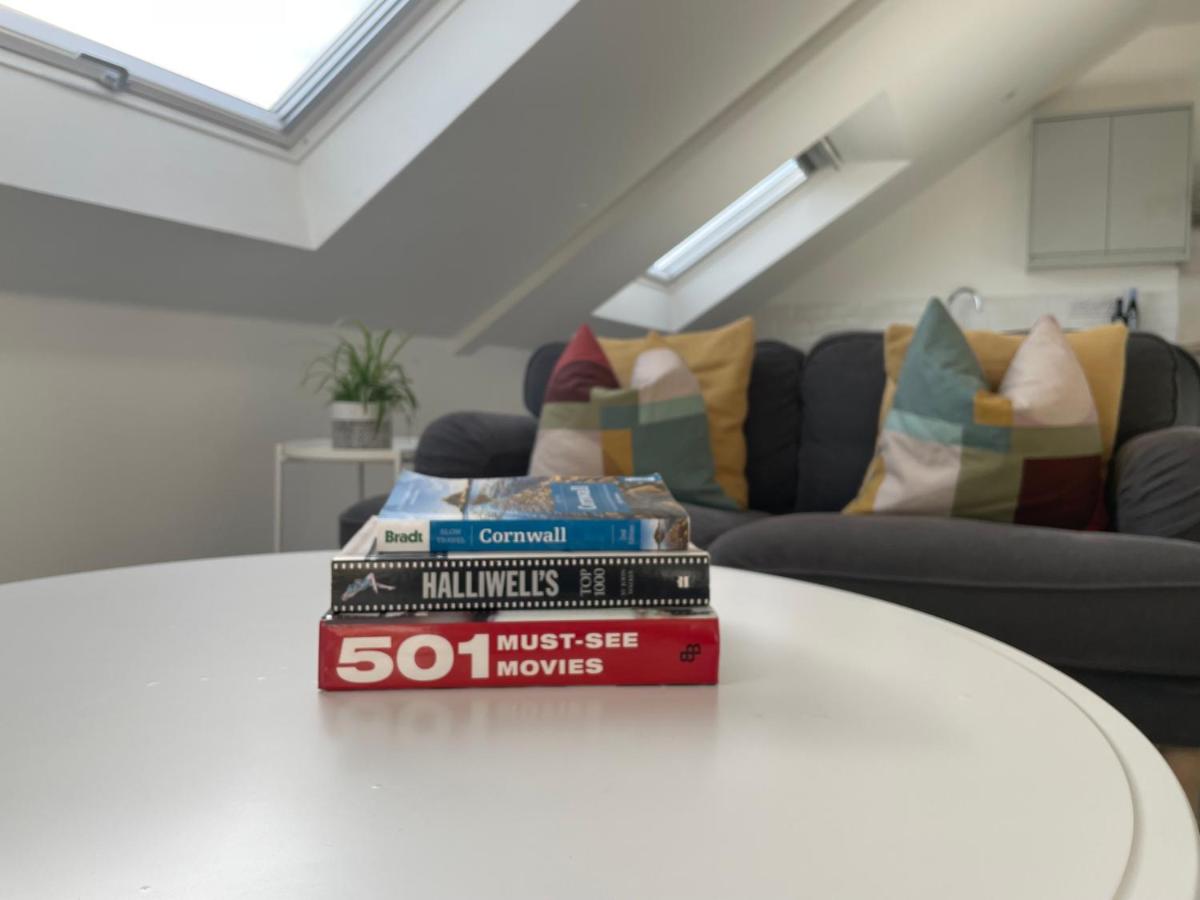 Stunning Town Centre Penthouse w/ Sea Views - Housity