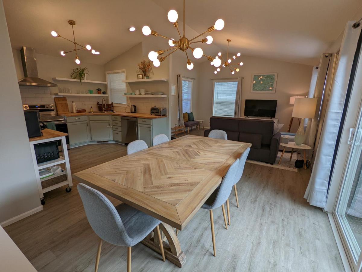 Contemporary 2-Bedroom Close to Downtown, Dining - Housity