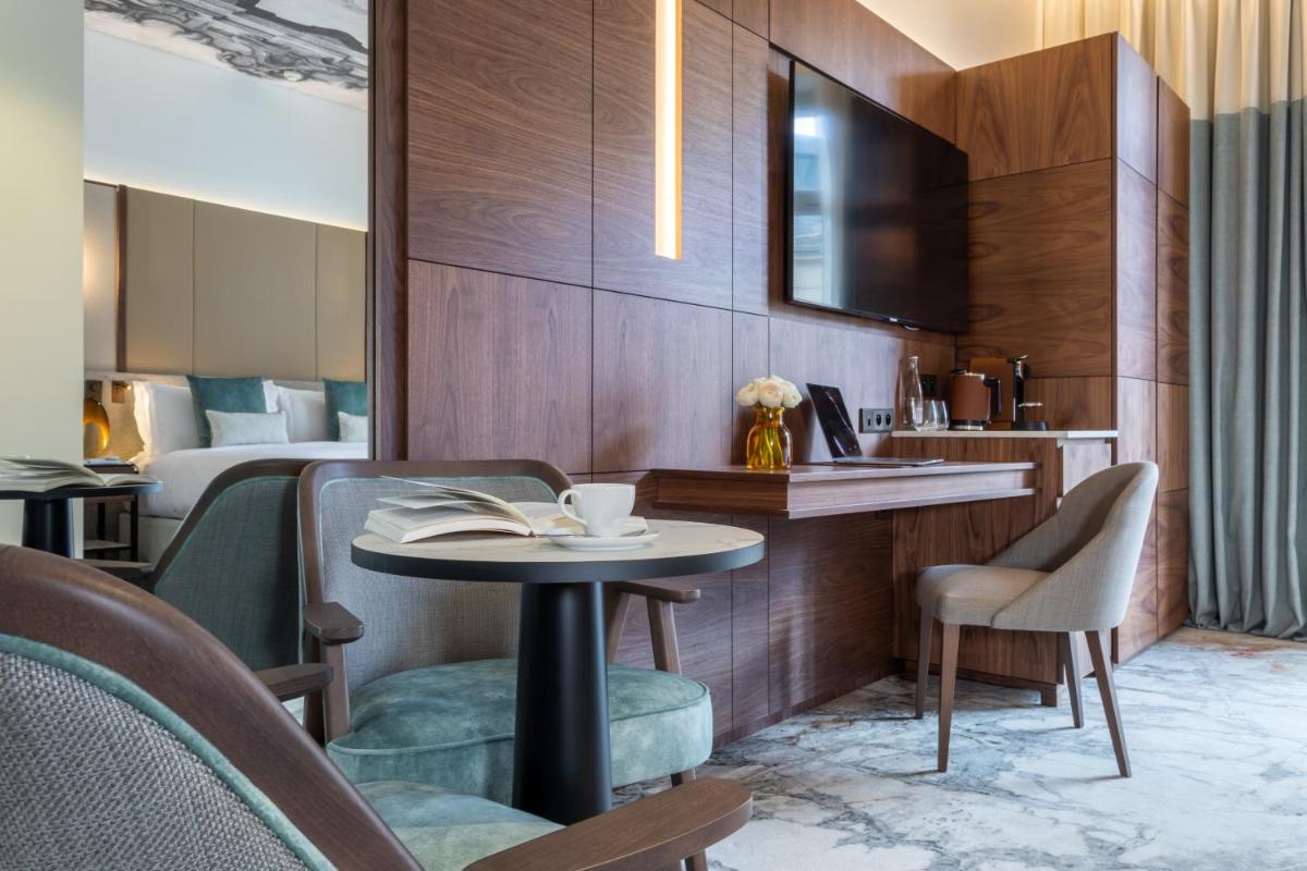 Télévision ou salle de divertissement dans l'établissement InterContinental Paris Champs Elysées Etoile by IHG