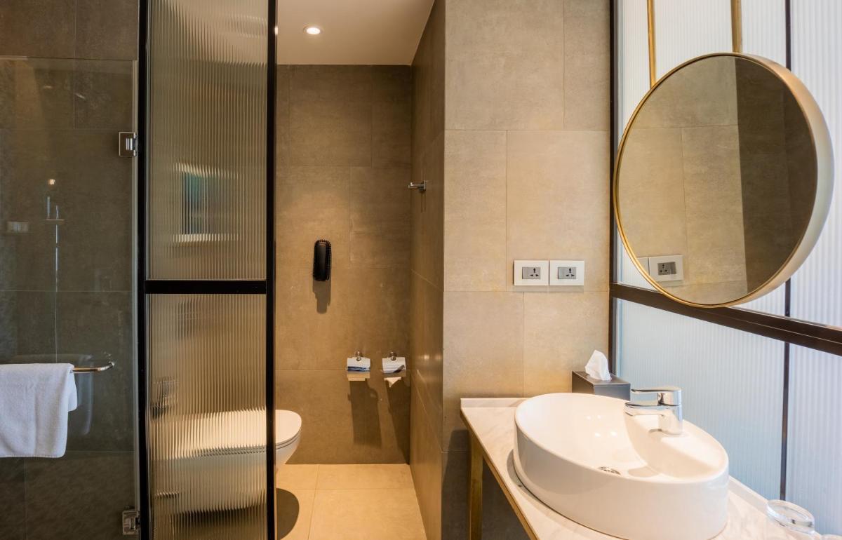 a bathroom with a sink and a mirror at Holiday Inn Goa Candolim in Candolim a bathroom with a sink and a mirror at Holiday Inn Goa Candolim in Candolim